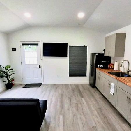 All Modern Studio With Private Entry & Parking. Brandon Exteriör bild