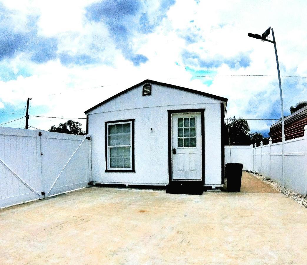 All Modern Studio With Private Entry & Parking. Brandon Exteriör bild