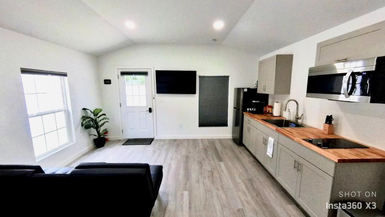 All Modern Studio With Private Entry & Parking. Brandon Exteriör bild