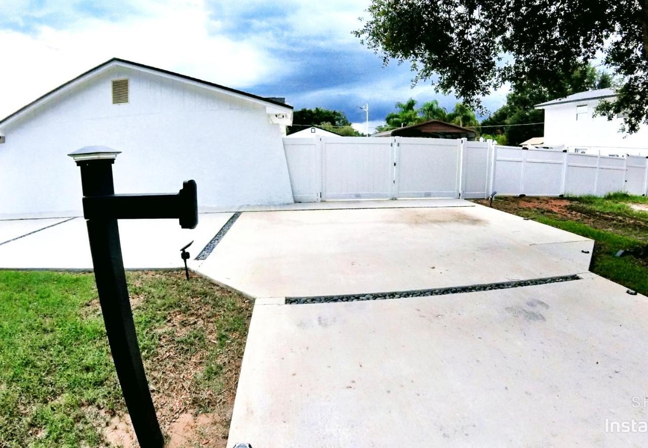 All Modern Studio With Private Entry & Parking. Brandon Exteriör bild