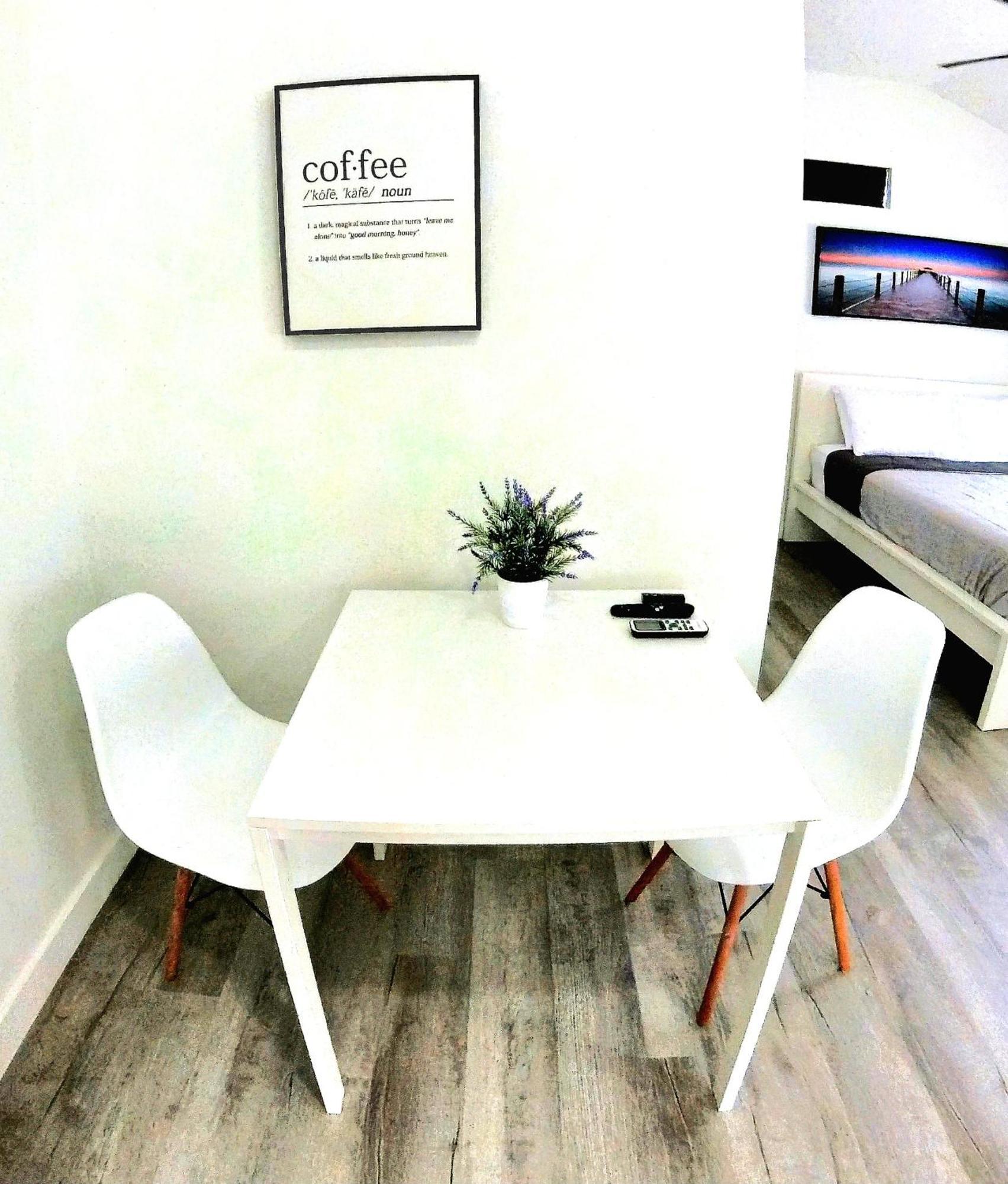 All Modern Studio With Private Entry & Parking. Brandon Exteriör bild
